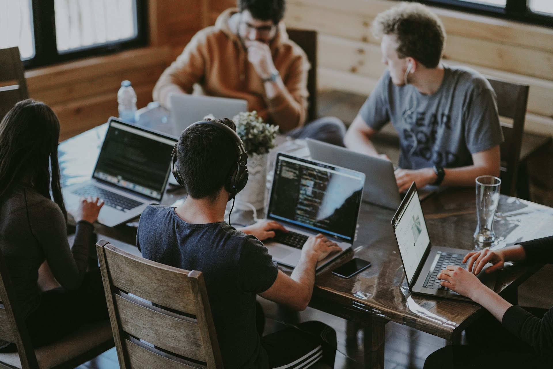 Alunos usando notebooks em aula de tecnologia